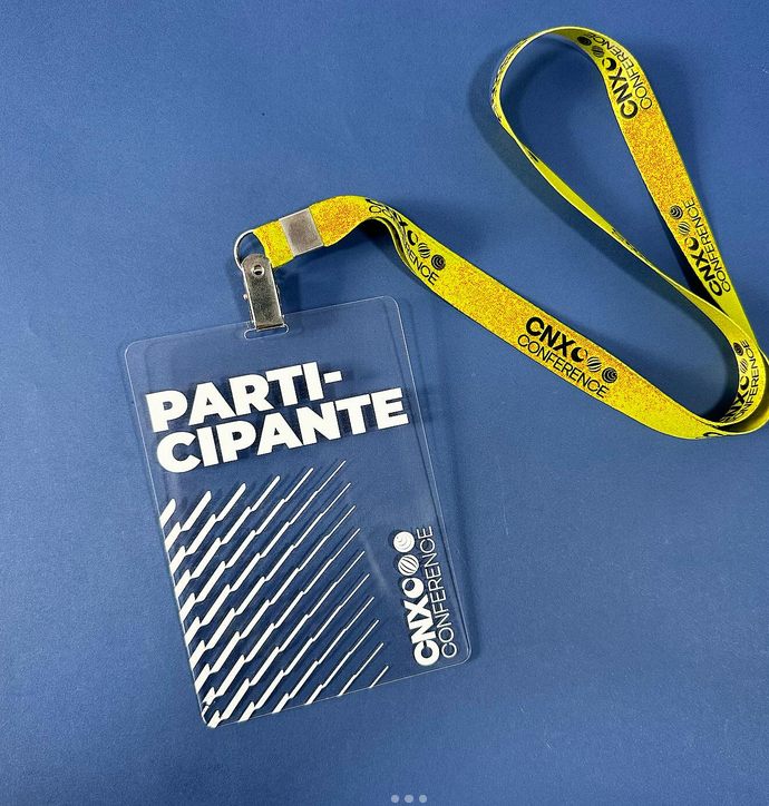 Crachá Transparente com Cordão